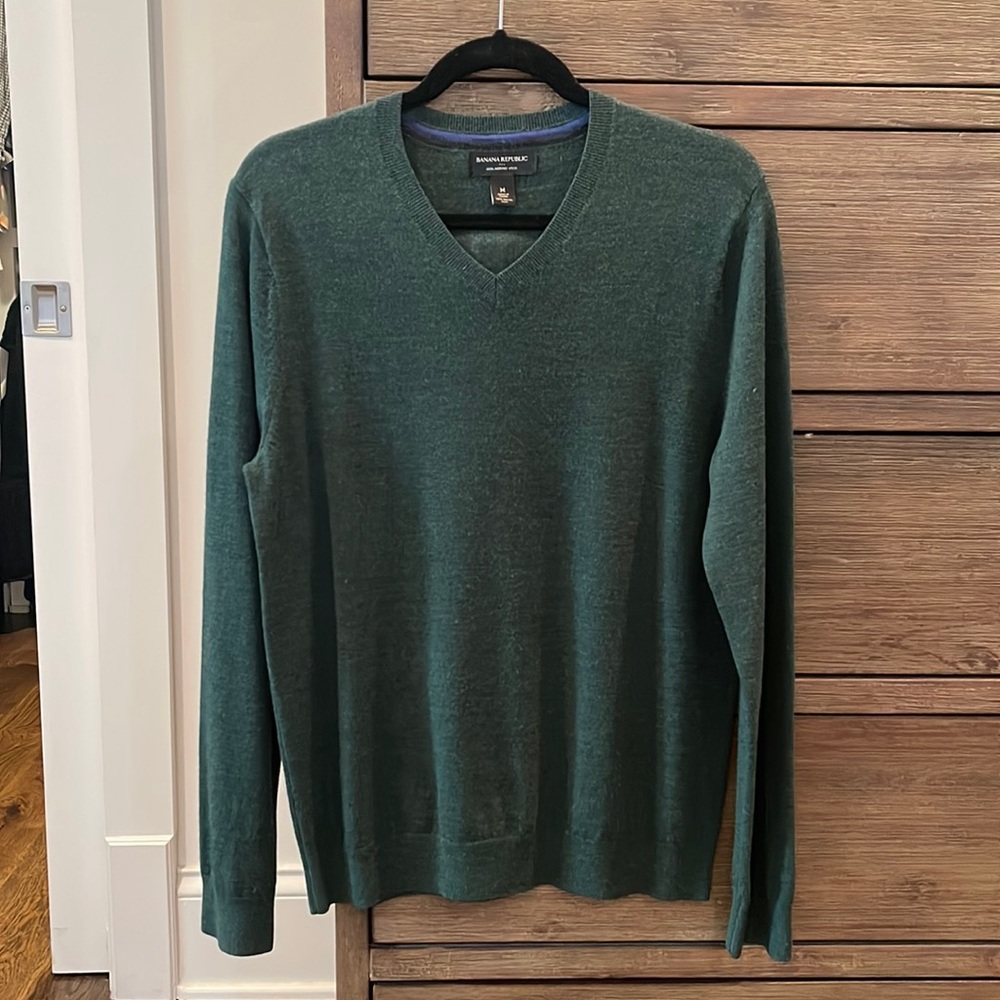 Banana Republic Men’s 100% Merino Wool V-Neck Sweater, Size Medium